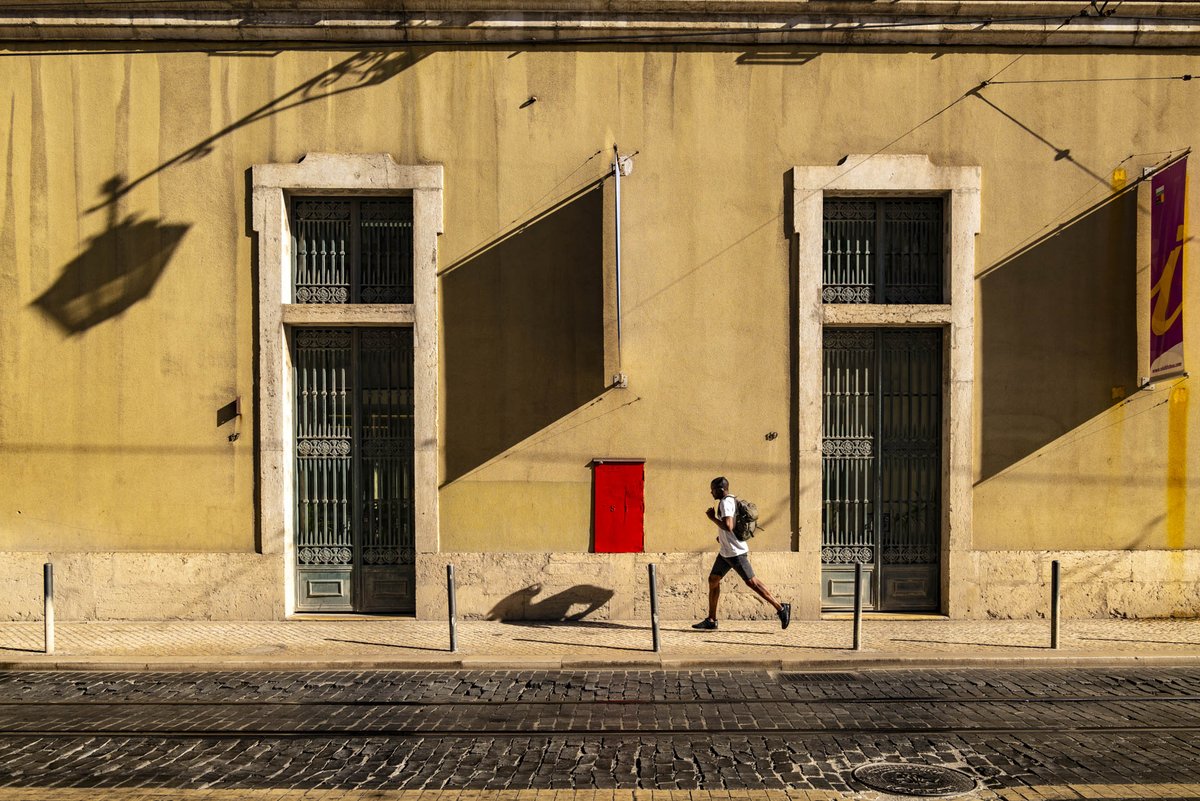 HalGregersen's tweet image. &quot;The most effective way to do it, is to do it.&quot; Amelia Earhart  |  When visiting Lisbon this summer, I &quot;composed and waited&quot; for this runner to come along.  He was living evidence of Earhart&apos;s sage advice. Just do it.  #actionlearning #leadership #composeandwait #fridaythoughts