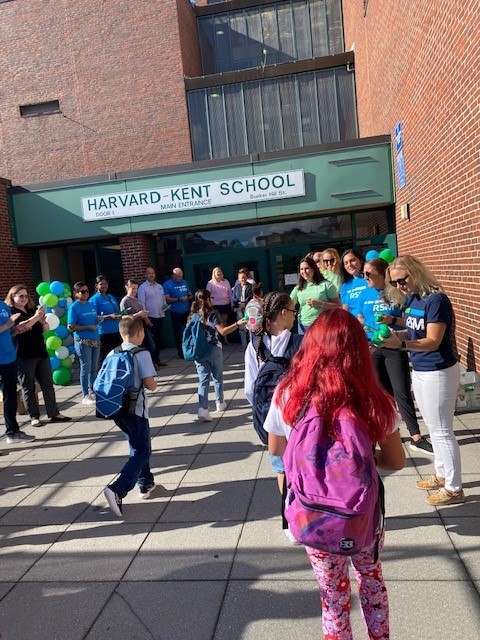 ChrisMacRSM's tweet photo. @RSMUSLLP's Boston office had a great start to their day greeting students at @Warren_Prescott and @hkentschool for their first day of school! Thank you to everyone who came out to make this a special day for the kids! #rsmusllp #BacktoSchool2022 #community https://t.co/LZfanTz26A