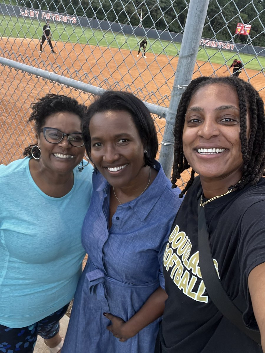 225_softball's tweet photo. Thank you #Astronation for your support at last night’s game vs Sandy Creek! 💛🖤 https://t.co/M677LKty5x