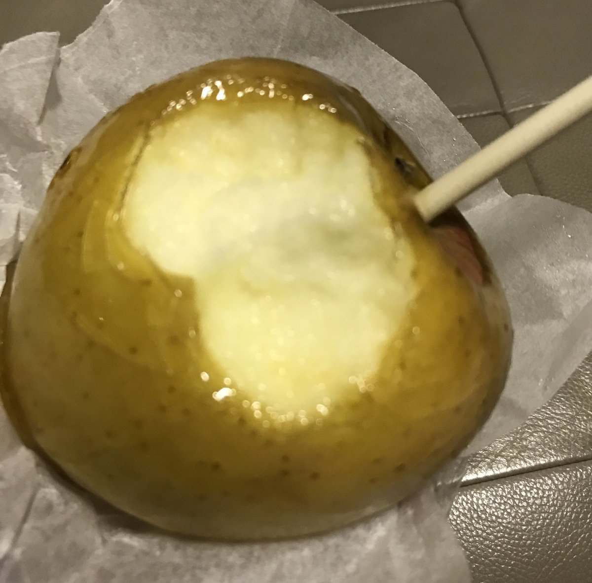 r2kayo's tweet image. 月夜の晩にりんご飴🍎を食べています。

ちょっと味見のつもりが、、、😅
#CandyCandyCandy 
#国分駅