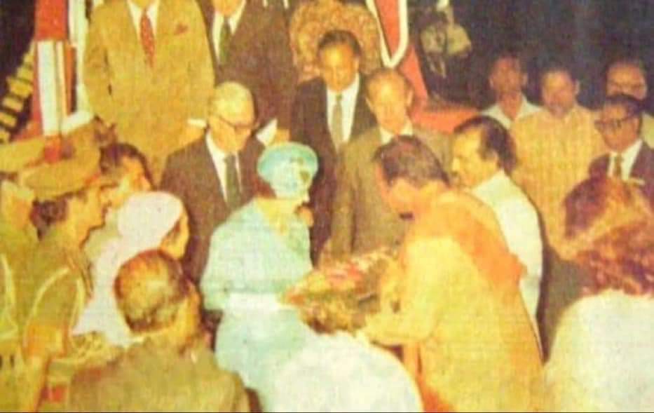 AvinashGoudTDP's tweet photo. Sr.NTR garu with Queen Elizabeth
#OldCollection #QueenElizabeth https://t.co/LdGtRGair0