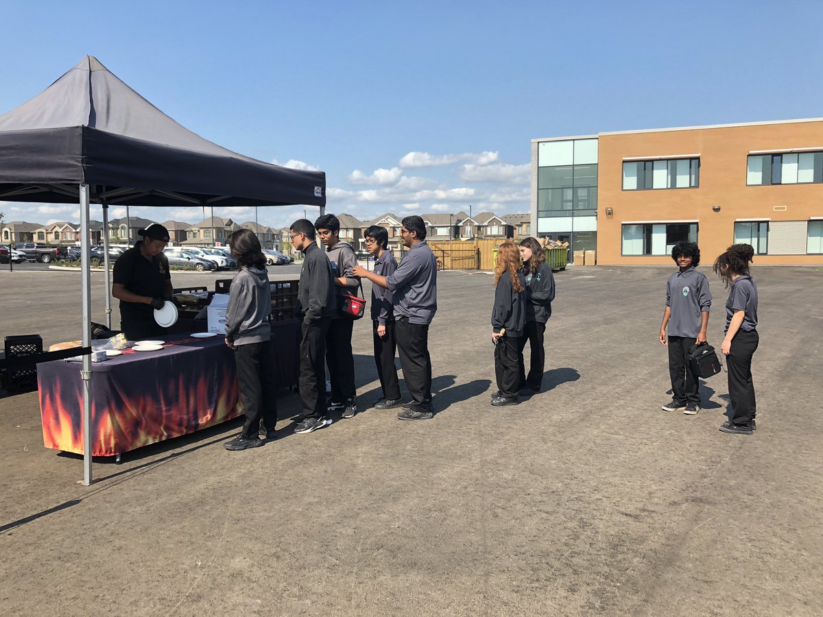 Welcome Week BBQ - enjoying the beautiful day outside! 🥤🍔🌭 #SKCommunity #WelcomeWeek2022