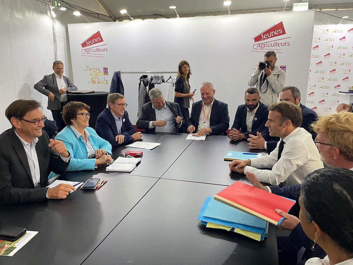 A #TerresdeJim, en présence <a href="/EmmanuelMacron/">Emmanuel Macron</a> ➡️Face aux impacts du changement climatique, <a href="/76sebwin/">Sébastien Windsor</a> insiste sur la nécessité d’embarquer massivement les agriculteurs, filières et territoires pour une agriculture + résiliente. 
La mobilisation de tous acteurs publics est cruciale!