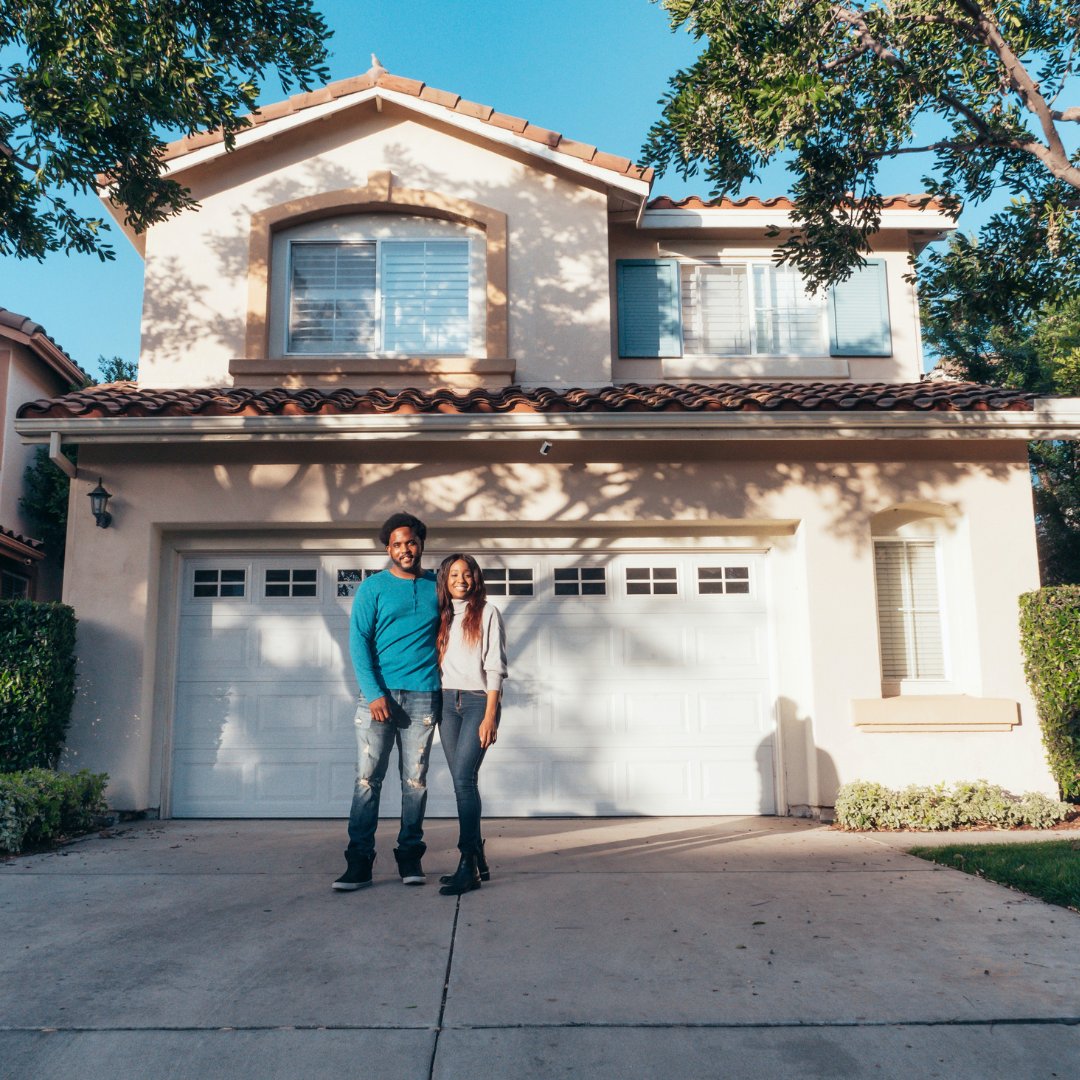 moneywisecom's tweet photo. Americans, here's your chance at home ownership🏡