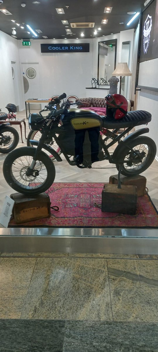 gordonh240's tweet photo. Now this is one electric bike I would love to own, a lovely tribute to the
" Cooler King " https://t.co/nqTyc2nSRh