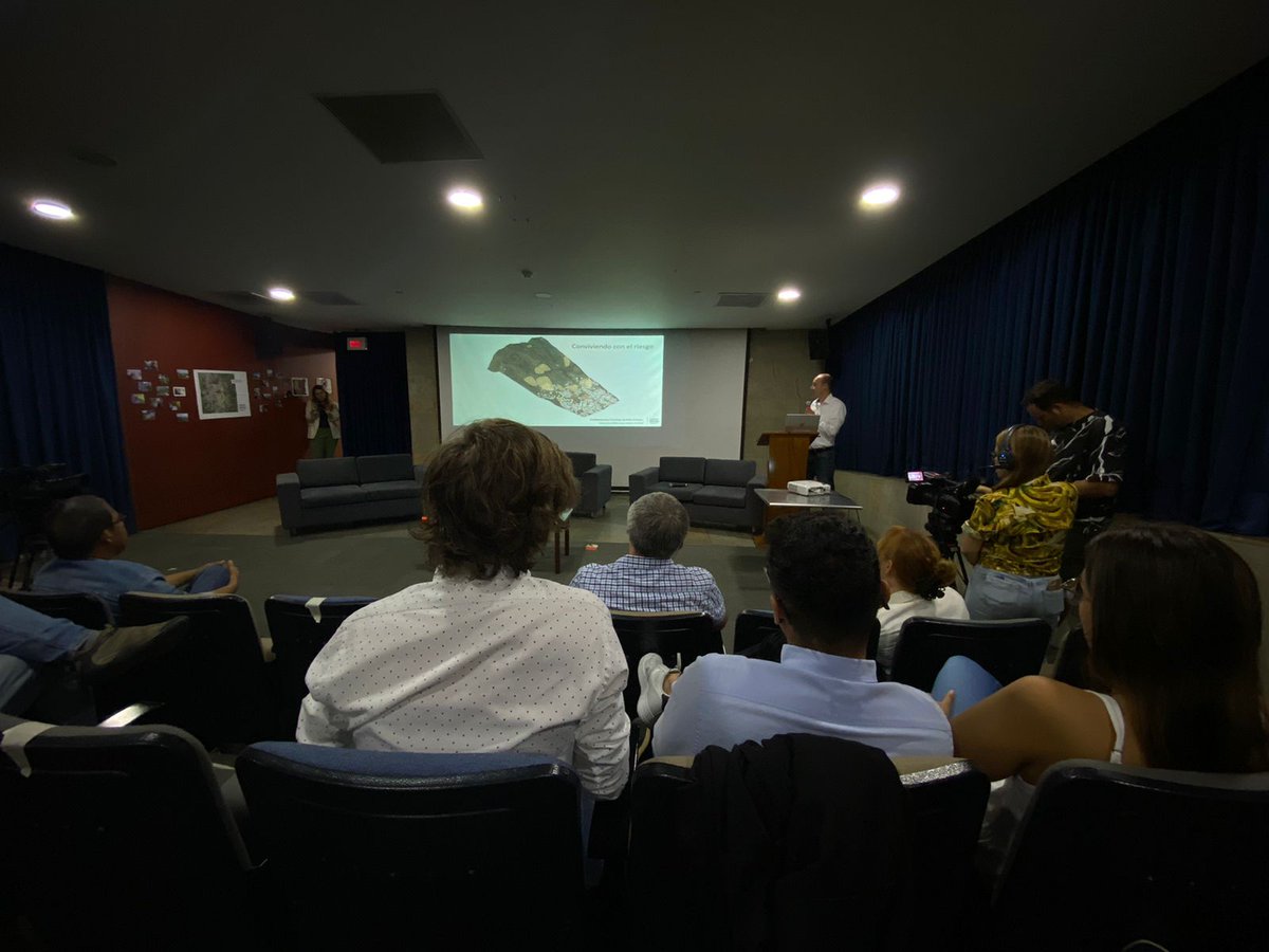 EAFIT's tweet photo. #AEstaHora participamos junto a @urbam_EAFIT de la presentación pública del Proyecto #InformRISk, un piloto de sistema participativo de alertas tempranas ante el deslizamiento en el Barrio Bello Oriente. https://t.co/fpfUg61wUf