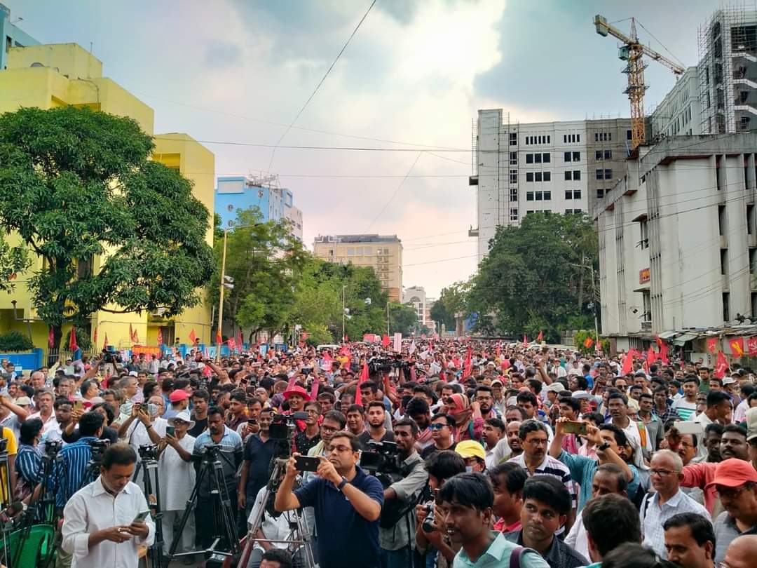 ShibamSrkr's tweet photo. Neglecting TMC's threat, Left Front organised rally at CGO complex, Salt Lake demanding immediate arrest of those who are accused in various scams. Police denied permission to start meeting at CGO complex but they can't stop our comrades &amp; meeting was held against corrupt TMC. https://t.co/d4wX5iEG4p