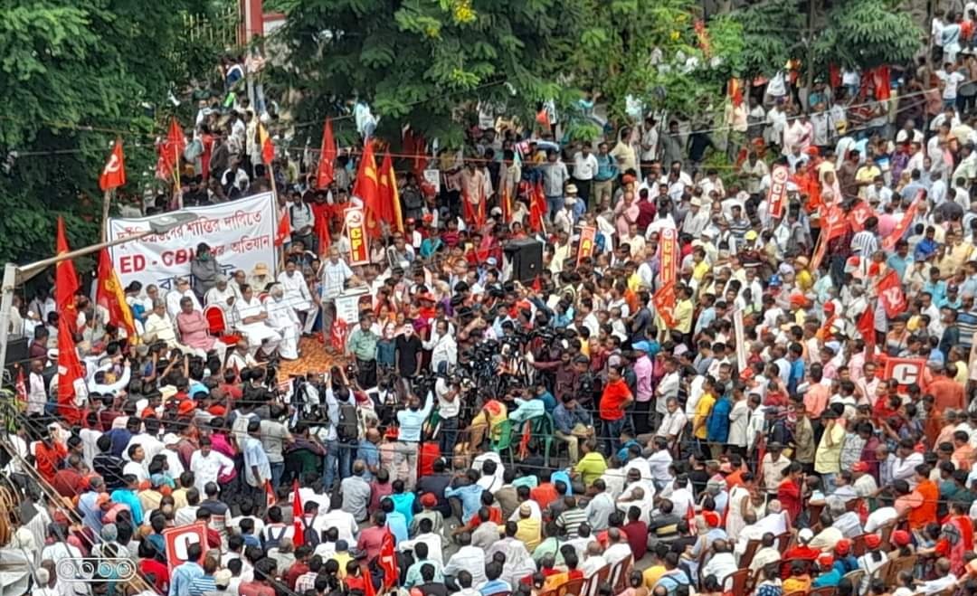 ShibamSrkr's tweet photo. Neglecting TMC's threat, Left Front organised rally at CGO complex, Salt Lake demanding immediate arrest of those who are accused in various scams. Police denied permission to start meeting at CGO complex but they can't stop our comrades &amp; meeting was held against corrupt TMC. https://t.co/d4wX5iEG4p