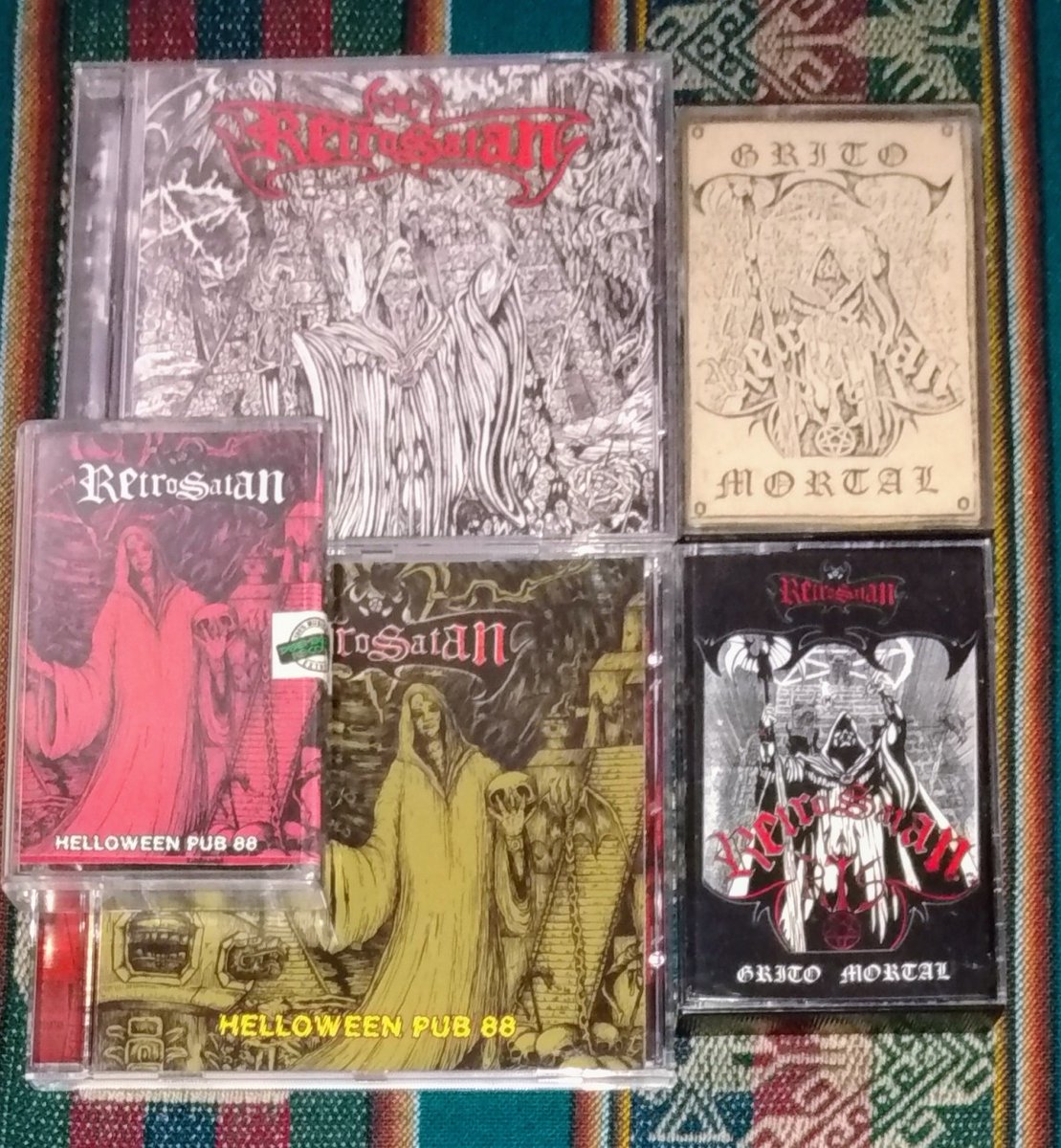 Retrosatán es una de las bandas argentinas que en los 80 se autoproclamaban black metal, por su temática lírica e imagen, asociadas a lo oscuro y lo satánico. También tenían una cuidada puesta en escena. En 1987 editaron el demo Grito mortal, y al año siguiente un tape en vivo.