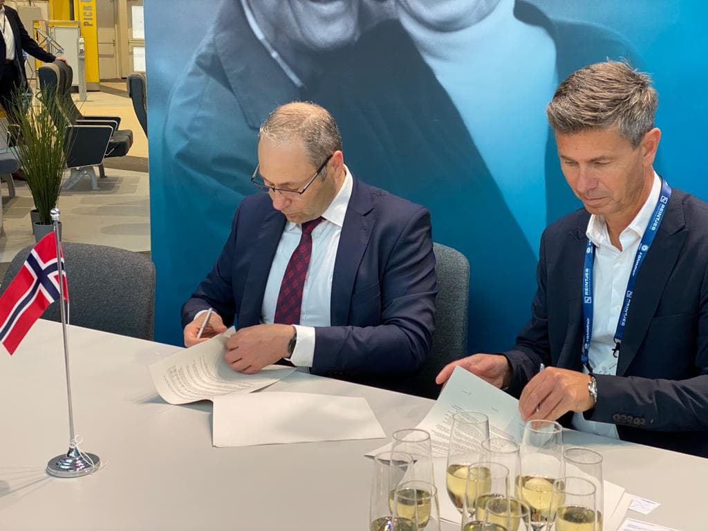 polferries's tweet photo. This year's SMM Hamburg Fair has come to end. During this event, CEO of #Polferries Andrzej Madejski signed a contract with Telenor Maritime for the deliver of Wi-Fi and mobile services, as well as ship-to-shore communication for all our ferries 🛳 

https://t.co/PXwIVWILbM https://t.co/7lWLuXJpbm
