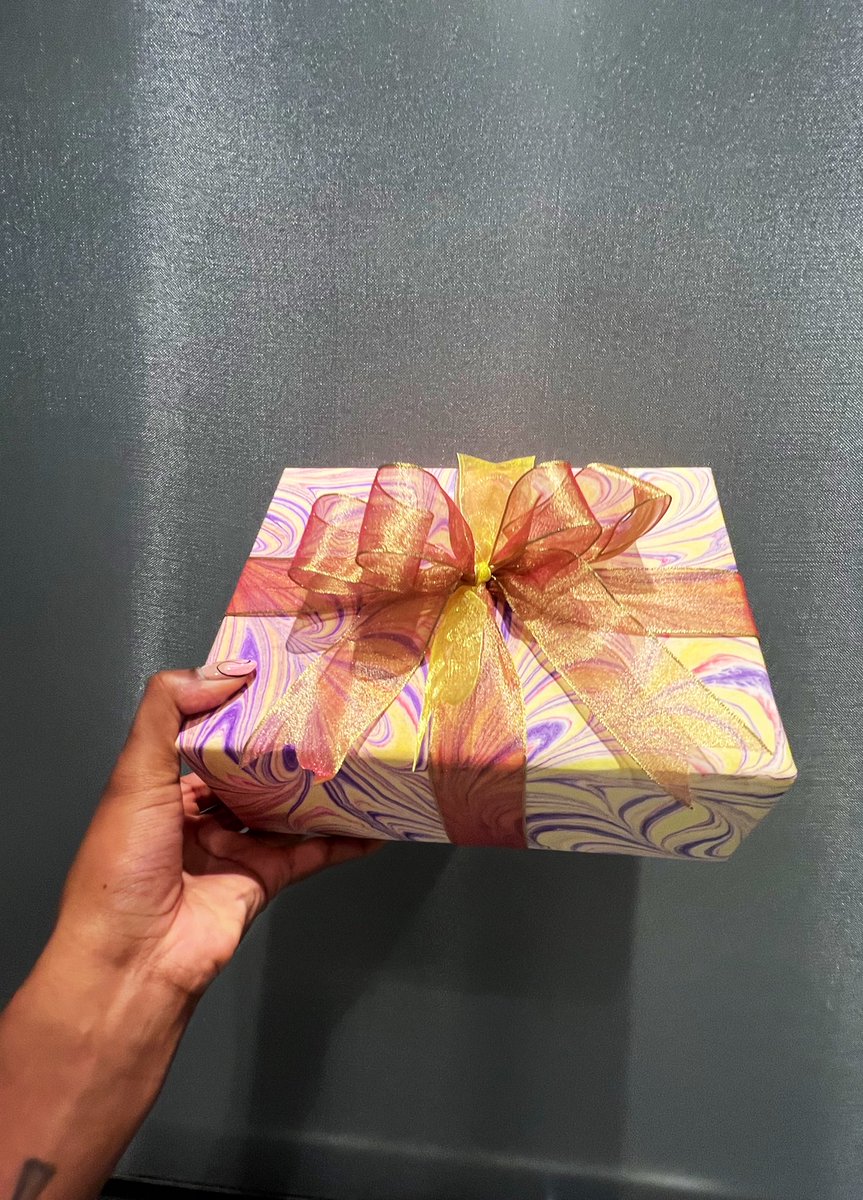 bpsluxurygift's tweet photo. When I’m given a double complementary color palette for a wedding gift 💅🏽 https://t.co/dschkOMasP