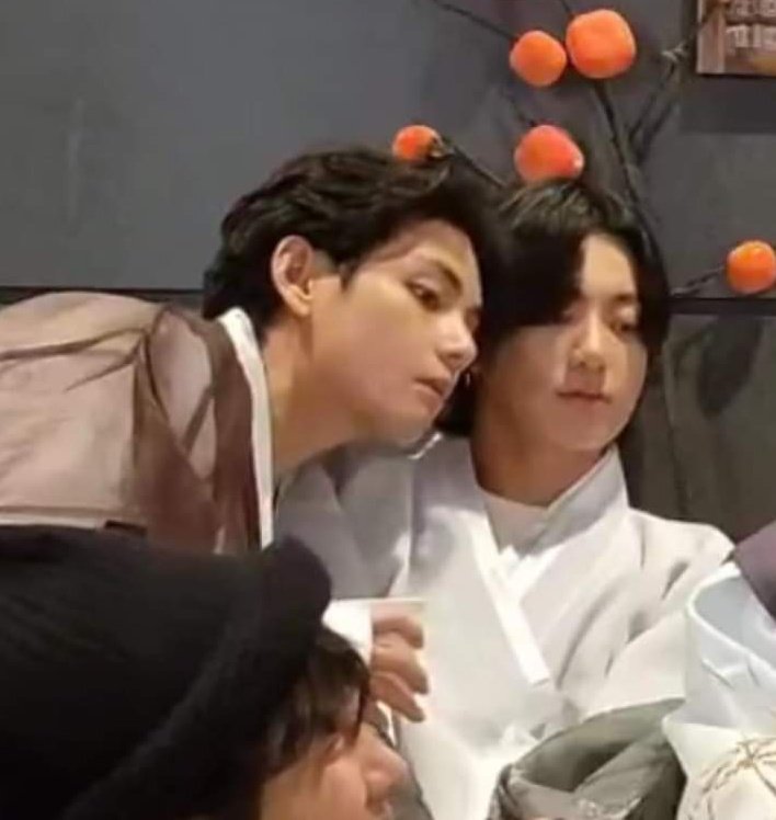 Bwi3012gmailco1's tweet photo. The way they act makes me unable to believe the rumors, they really love each other so much and I can clearly see 🥺

#taekook #TAEHYUNG #JUNGKOOK #KookTae https://t.co/GhLsT02RRF