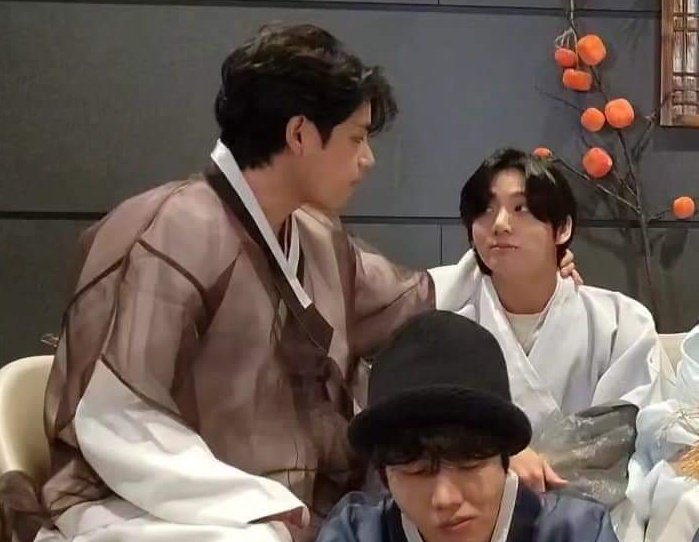Bwi3012gmailco1's tweet photo. The way they act makes me unable to believe the rumors, they really love each other so much and I can clearly see 🥺

#taekook #TAEHYUNG #JUNGKOOK #KookTae https://t.co/GhLsT02RRF