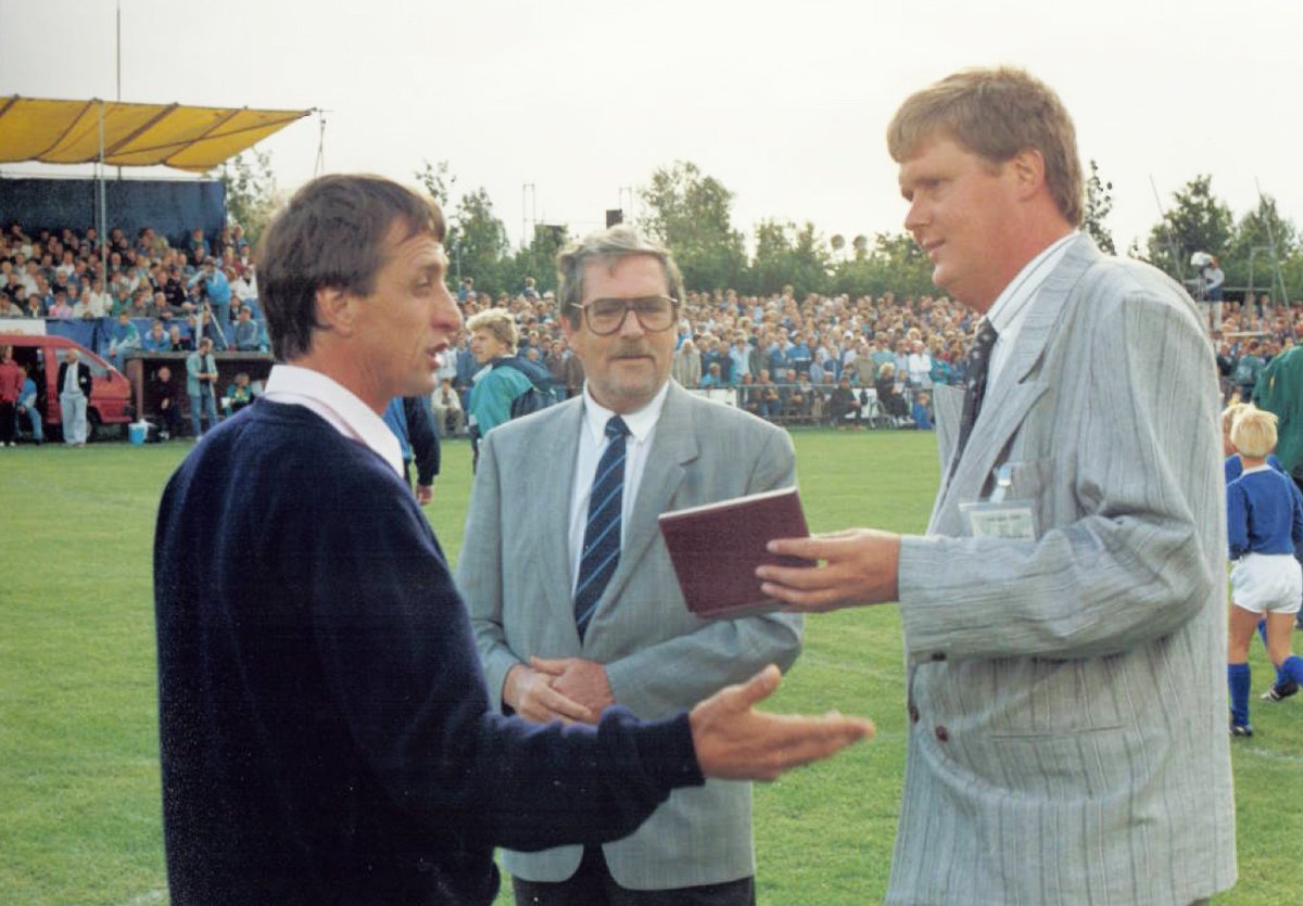 vvBuitenpost's tweet photo. 3 keer kwam @FCBarcelona naar Sportpark de Swadde voor een oefenwedstrijd tegen ons. Cruijff en andere grote namen liepen op ons hoofdveld. @RonaldKoeman maakte hier zijn debuut. Onze voorzitter Paul Olijve vertelt erover in de nieuwe VV Buitenpostcast.
▶️https://t.co/I9jxWSrT7A https://t.co/QciwsFtG0Q