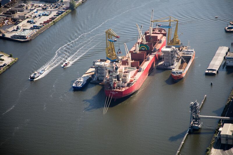 Om de overslag van bulklading vanuit zeeschepen in binnenvaartschepen en coasters efficiënter te maken, worden de drijvende boeienstellen in Mercuriushaven vervangen voor een vaste palenrij. Dat is sneller, veiliger en schoner: bit.ly/3xfyW6j