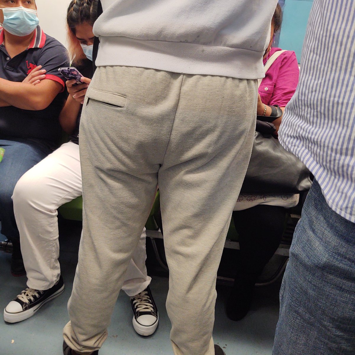 JaiLo25's tweet photo. Que te encuentre esos 🍑 esponjosos en el metro no tienen precio, las fotos no le hacen mucha justicia pero neta en vivo se veían muy ricas y mas cuando lo apretaba.

🍑🤤🍑🤤🍑🤤🍑🤤🍑🤤🍑🤤��� https://t.co/FcbXSQVuPg