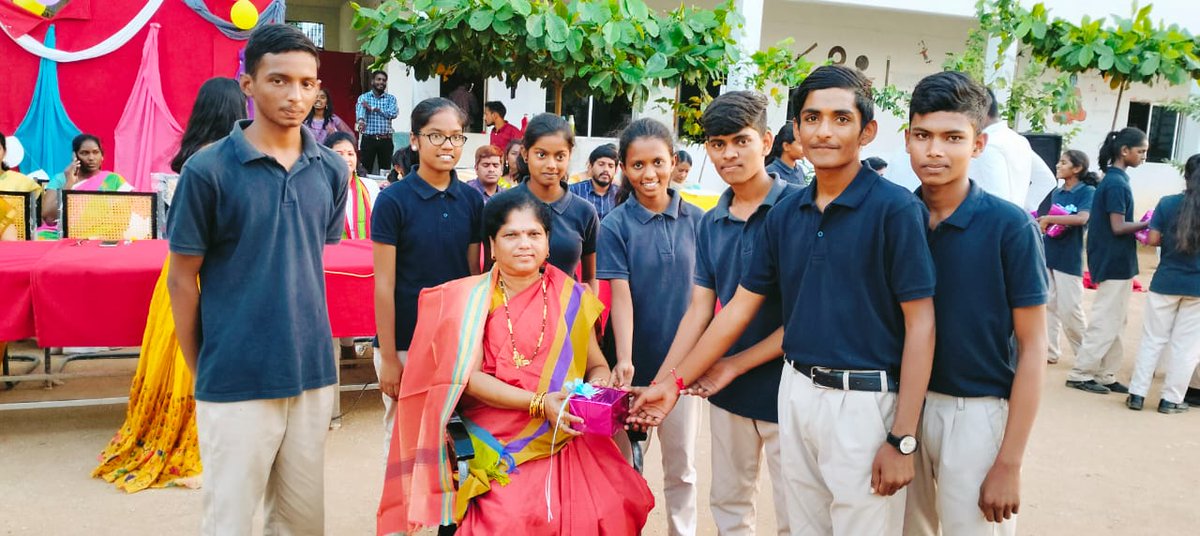 codeacadtswreis's tweet image. Coding Academy celebrated Teacher's Day. Students felicitated teachers and surprised with gifts.
@codeacadtswreis @TSWREISOCIETY