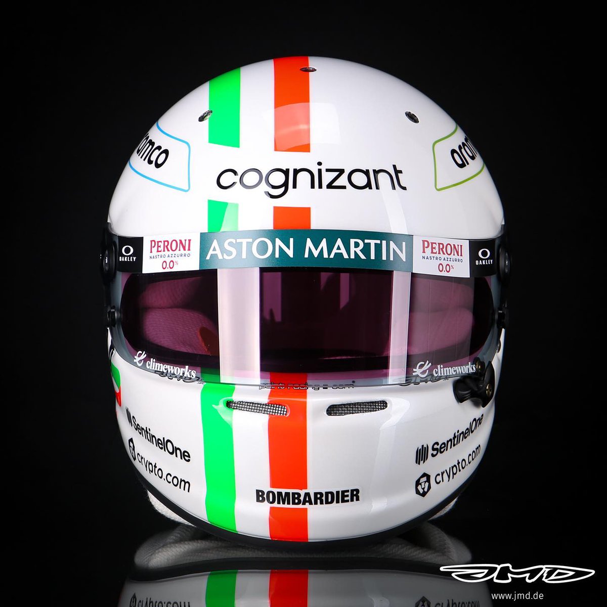 SebVettelBR's tweet image. Novo design de capacete do Sebastian Vettel para o GP da Itália, comemorando sua primeira vitória na Fórmula 1 em 2008 e 100 anos de corrida em Monza.

#SV5 #Seb5 #F1 #ItalianGP 🇮🇹