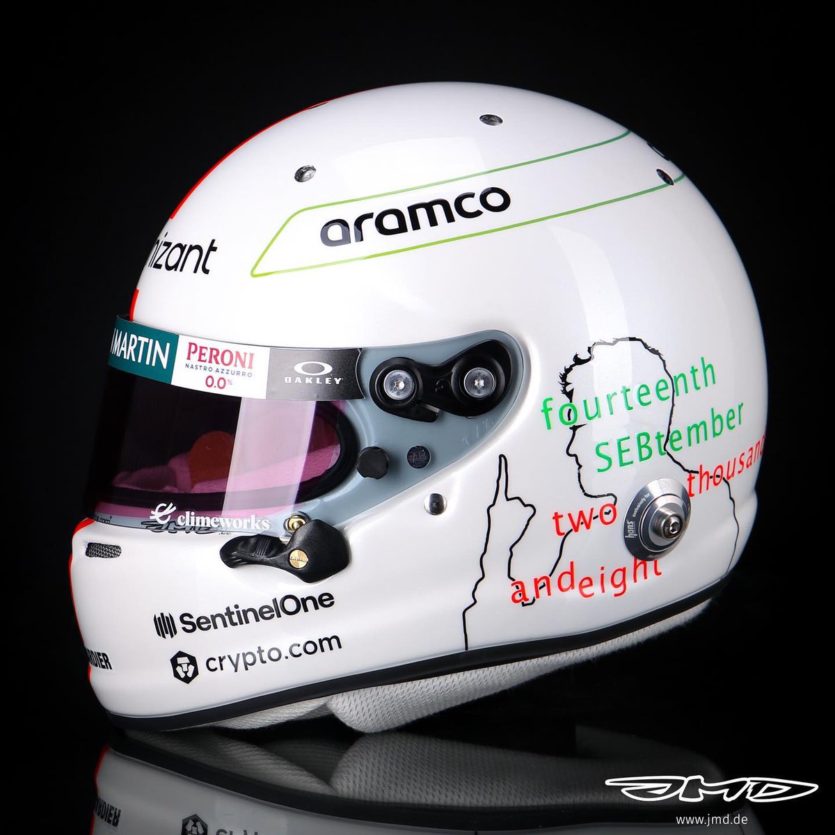 SebVettelBR's tweet image. Novo design de capacete do Sebastian Vettel para o GP da Itália, comemorando sua primeira vitória na Fórmula 1 em 2008 e 100 anos de corrida em Monza.

#SV5 #Seb5 #F1 #ItalianGP 🇮🇹