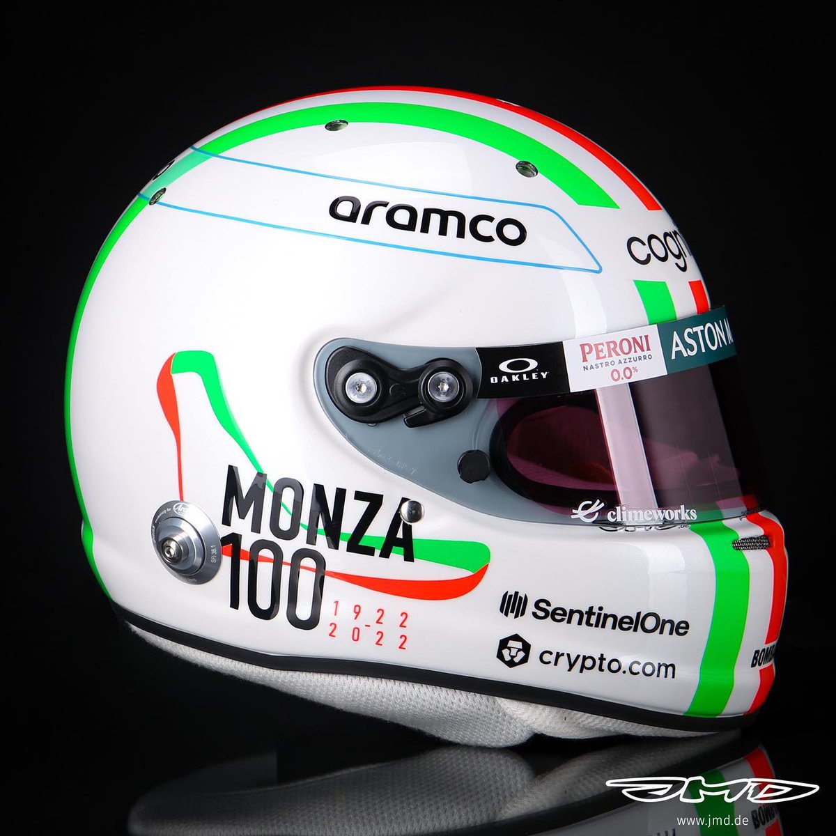 SebVettelBR's tweet image. Novo design de capacete do Sebastian Vettel para o GP da Itália, comemorando sua primeira vitória na Fórmula 1 em 2008 e 100 anos de corrida em Monza.

#SV5 #Seb5 #F1 #ItalianGP 🇮🇹