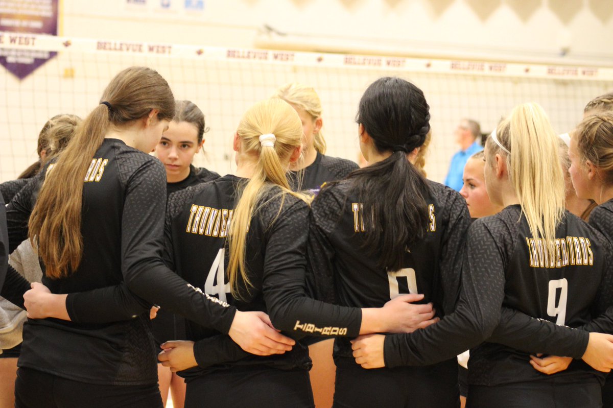 The team meets during a time out. New photo essay up on The Thunderbeat, by Claire Wood. thethunderbeat.org/18194/all/phot…