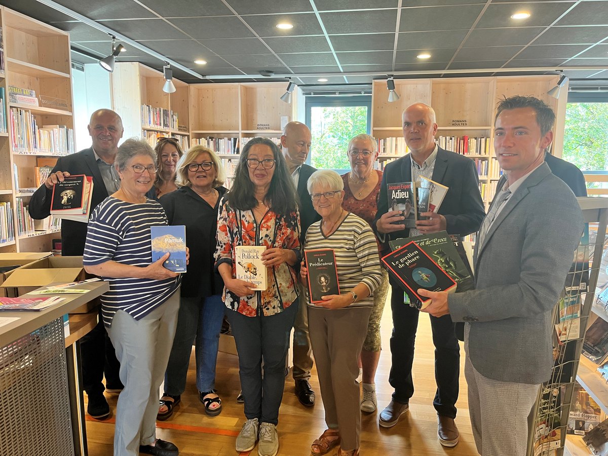 LPNews_BFC's tweet photo. A #Blamont dans le #Doubs ce n'est pas 1 ou 2 mais 3⃣0⃣0⃣0⃣ livres que #LaPoste donne gracieusement à la commune pour sa médiathèque et des associations locales via @Fond_LaPoste.💡 https://t.co/YRLMDWaZwG