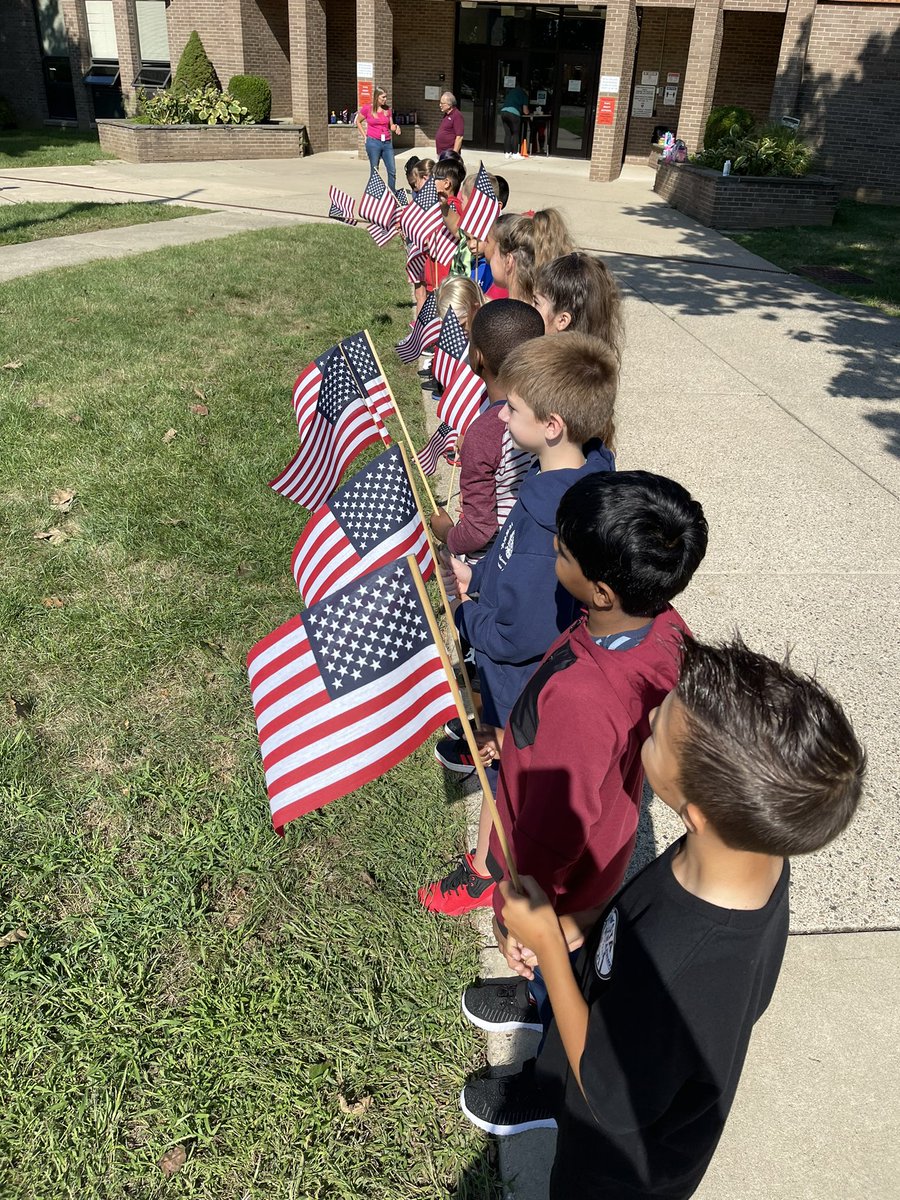 MrsSKessler's tweet photo. Mrs. Kessler’s amazing third grade class plants flags for 911. Our hero’s will never be forgotten. https://t.co/M75rXy3u67