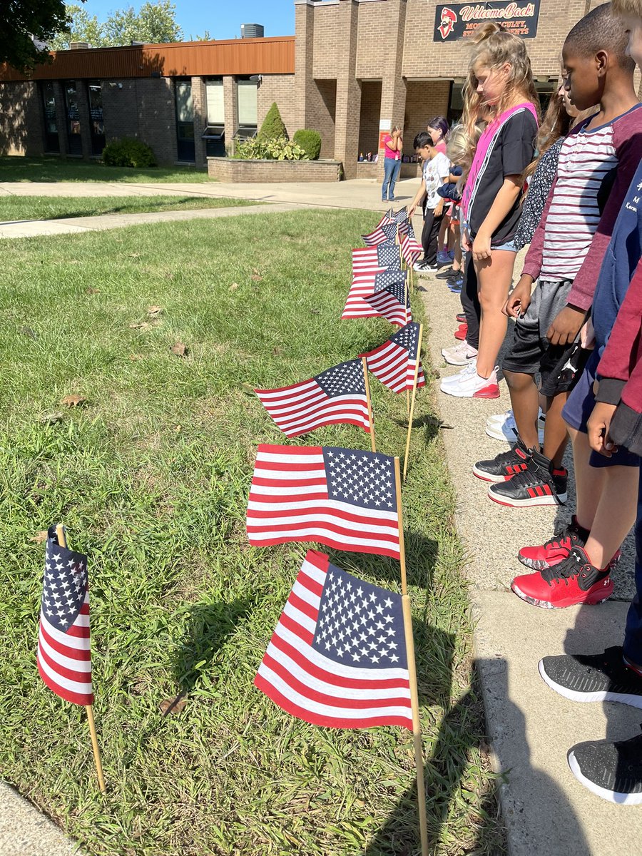 MrsSKessler's tweet photo. Mrs. Kessler’s amazing third grade class plants flags for 911. Our hero’s will never be forgotten. https://t.co/M75rXy3u67