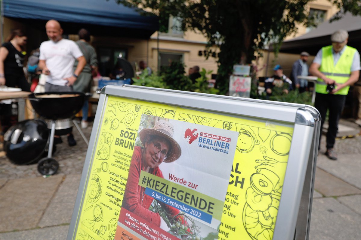 DRadlbeck's tweet photo. Großer Andrang und Straßenfest-Feeling mit Bratwurst und Schlafsackverteil-Aktion für #wohnungslose Menschen vor dem @strfeger! Vielen Dank an die Kolleg*innen der @SenIAS, sie haben beim @freiwilligentag mit uns #GemeinsameSache gemacht und super unterstützt!👏👍🙏 https://t.co/NoL4Xs3VtU