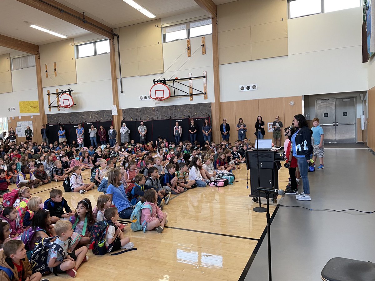 Great first assembly! We sang, each teacher introduced themselves, and 4th graders led us in the pledge in English and Spanish! Thank you to the many families who joined us today!