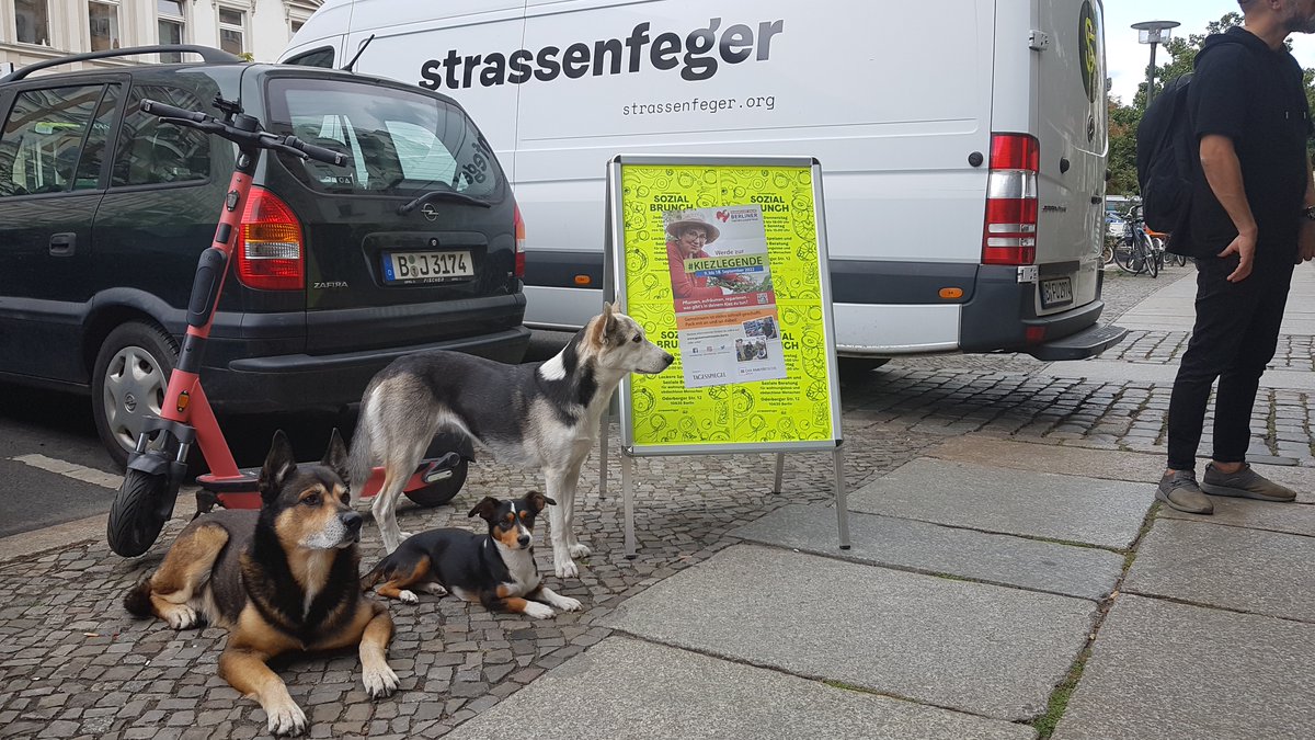 DRadlbeck's tweet photo. Großer Andrang und Straßenfest-Feeling mit Bratwurst und Schlafsackverteil-Aktion für #wohnungslose Menschen vor dem @strfeger! Vielen Dank an die Kolleg*innen der @SenIAS, sie haben beim @freiwilligentag mit uns #GemeinsameSache gemacht und super unterstützt!👏👍🙏 https://t.co/NoL4Xs3VtU