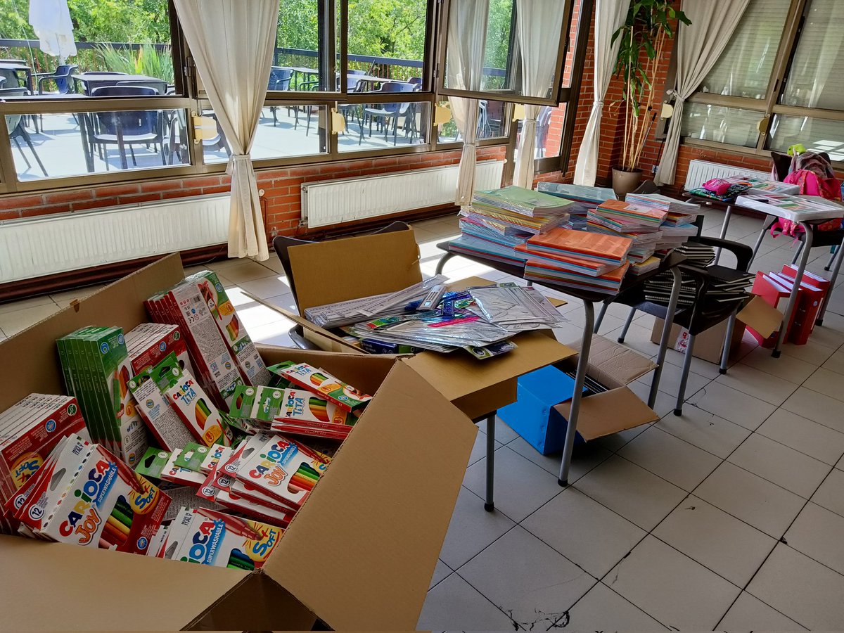 AVCornisa's tweet photo. Gracias de nuevo a nuestros compis de ONG Estrella y a nuestr@s vecin@s por apoyar un año más nuestra campaña de recogida de material escolar !!! @InfoEstrellaONG 
#VueltaAlCole para tod@s!!
#usera @barriolongo https://t.co/LPAwalTEua