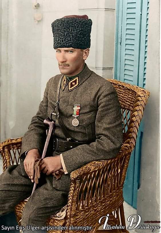 Mustafa Kemal Paşa, Karşıyaka'daki İplikçizade Köşkü'nün (günümüzde Çağlayan Apt.) balkonunda istirahat ederken... (İzmir - Karşıyaka / 10 Eylül 1922 Saat: 17.30).