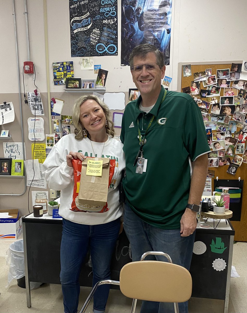 CootsJulia's tweet photo. Spreading some green wave cheer on this fabulous Friday!!! 💚💛 We are so thankful for our faculty and staff! https://t.co/Hx8OlVdoQX