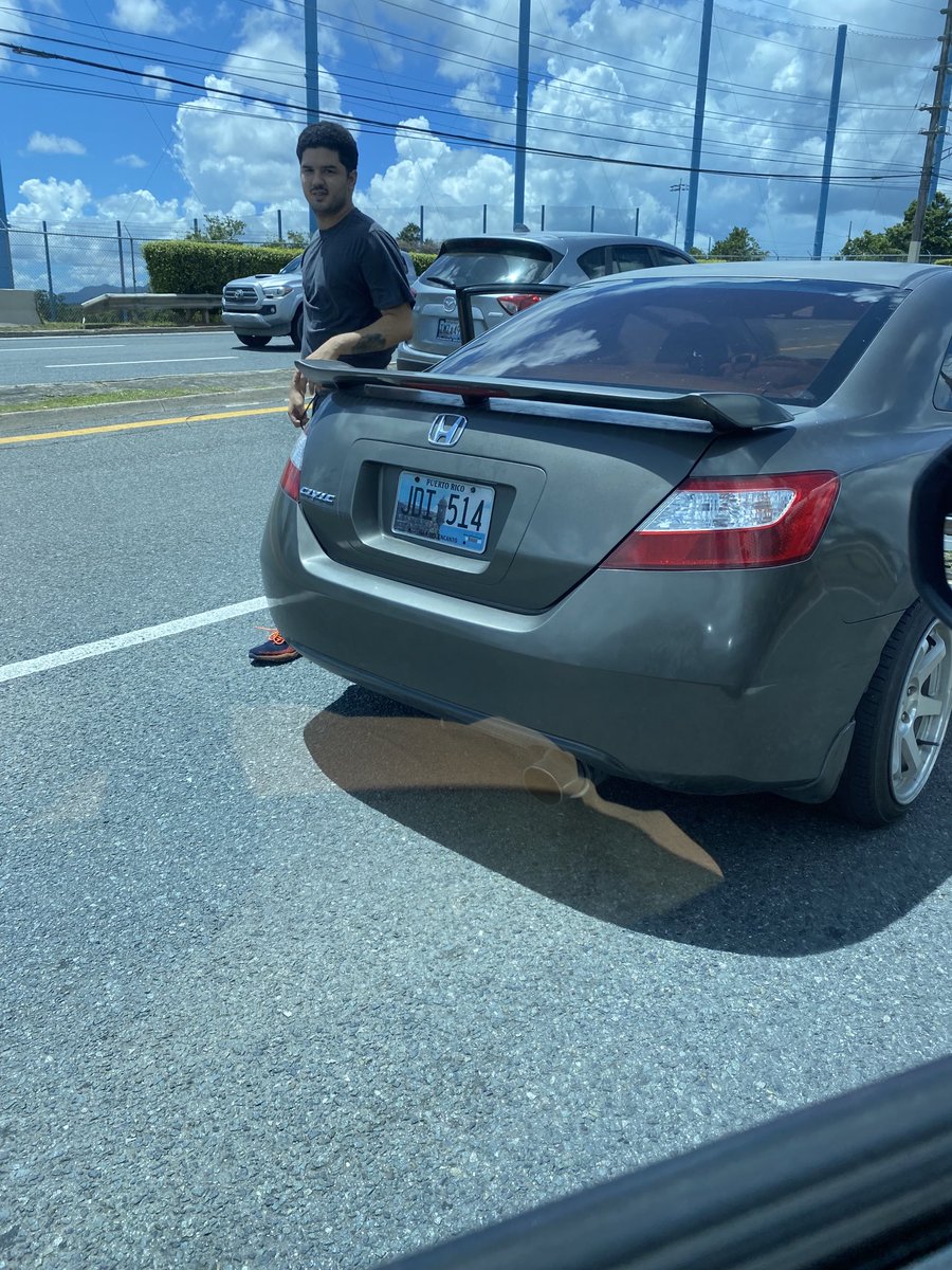 Este tipo se comió la luz antes de Costo de los Filtros, le toqué bocina porque me iba a chocar y se me atravesó en la carretera y me amenazó diciendo que estaba armado. 😂😂😂