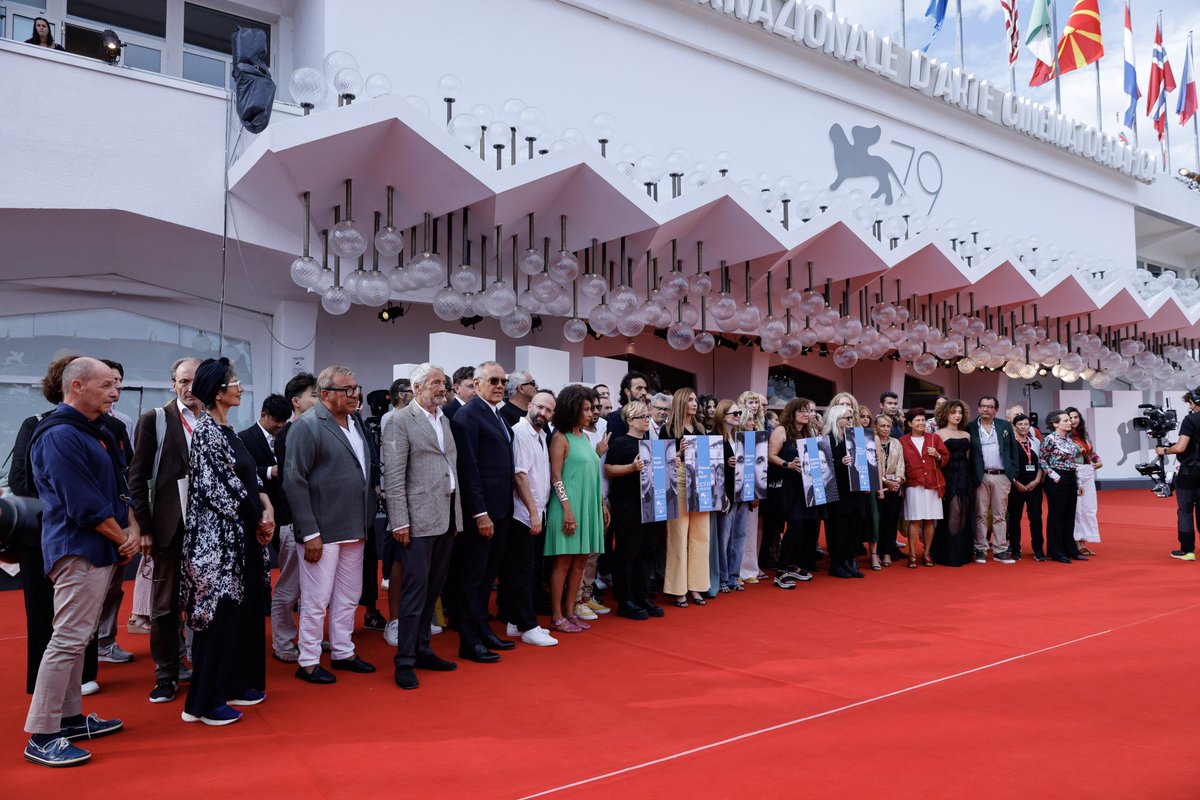 #BiennaleCinema2022 Da
 @_juliannemoore a <a href="/RocioMMorales/">Rocío Muñoz Morales</a>, da @AlbertoBarbera2 a #SallyPotter a #RobertoCicutto, tanti protagonisti di #Venezia79 insieme sul Red Carpet per manifestare solidarietà a #JafarPanahi e ai cineasti arrestati, incarcerati o messi a tacere nel mondo.