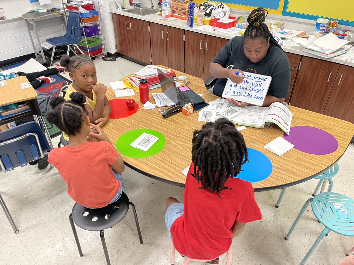 HubbardsStacy's tweet photo. In Ms. Gates class we are practicing read,writing and creating sentences in small groups. Young readers and future writers we will be. Way to go Ms. Gates. @BESPandaWallace #watchUSgrow https://t.co/yvaIeBbphn