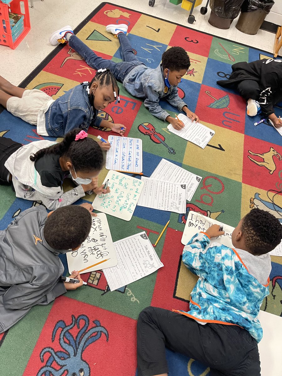 In Ms. Gates class we are practicing read,writing and creating sentences in small groups. Young readers and future writers we will be. Way to go Ms. Gates. @BESPandaWallace #watchUSgrow