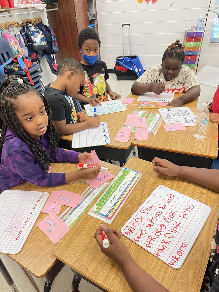 HubbardsStacy's tweet photo. In Ms. Gates class we are practicing read,writing and creating sentences in small groups. Young readers and future writers we will be. Way to go Ms. Gates. @BESPandaWallace #watchUSgrow https://t.co/yvaIeBbphn