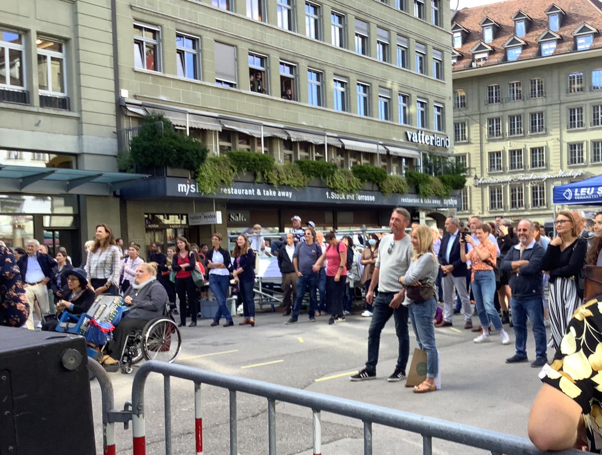 stadtwanderer_'s tweet photo. #Demokratieturm
„Demokratie ist zerbrechlich. Daran erinnert uns der Krieg nur 1700 km östlich von uns“, erinnerte die PremiereCitoyenne @KaelinIrene am #Turmfest zur Neueröffnung des @PolitForumBern. https://t.co/GAwUmkQ8UH