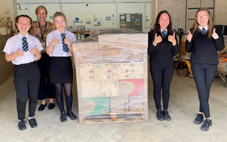 PH_SafeAndClean's tweet photo. It was #backtoschool week for many and we’re safe in the knowledge that some of our local students from University Academy Holbeach will be well equipped with #PPE for their practical assignments.
#proudtobepolycohealthline #staysafeandclean #Lincolnshire #phAMBITION2030 https://t.co/jpOeGONPxH