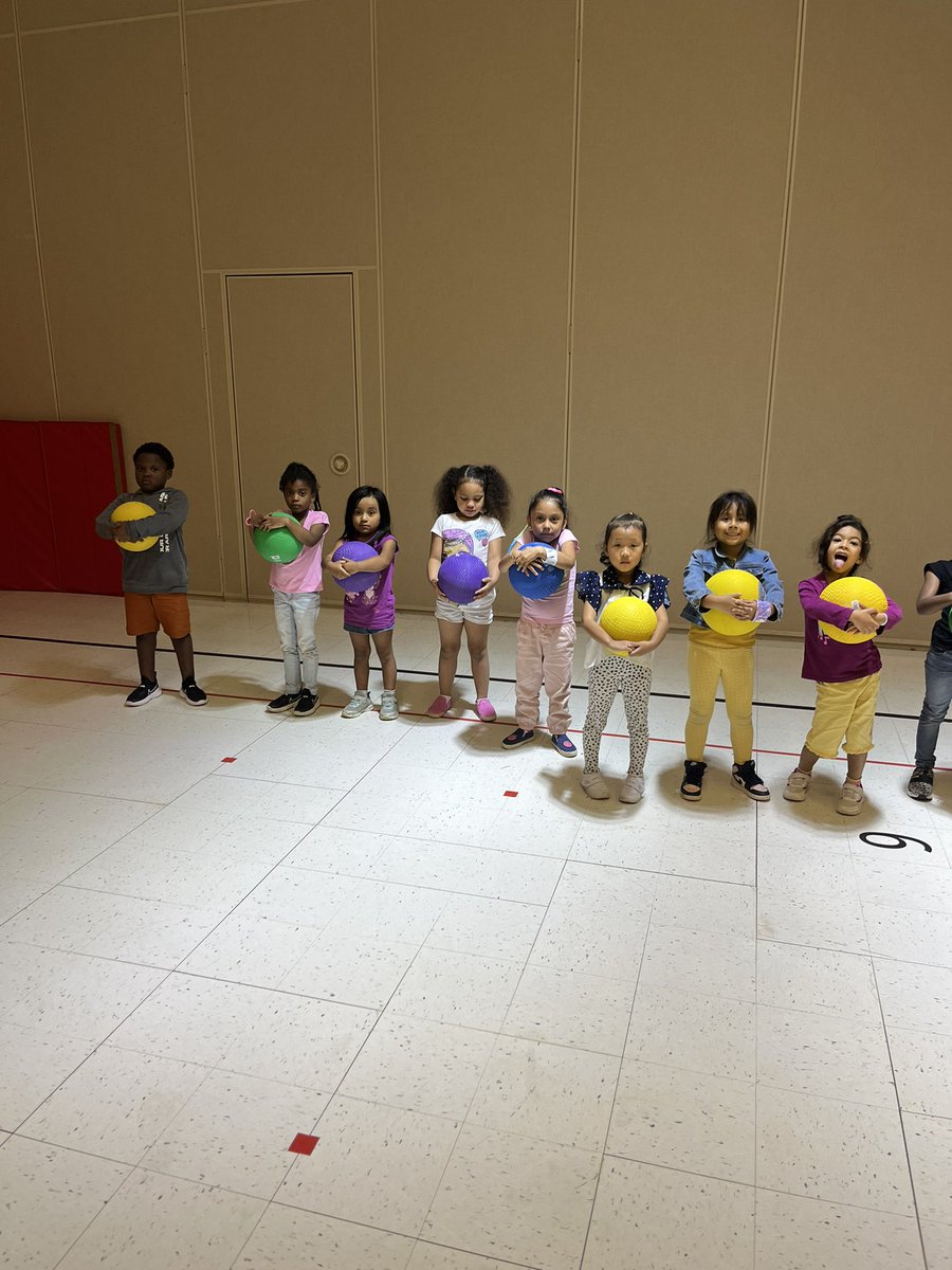 MrDsNoraGym1's tweet photo. I’m the CHEESIEST….. I utilize “Hug It Like You Love It” #PhysEd #PE #HugIt #LikeyouLoveIt 🧀 🧀 here I am with @NoraElem K’s https://t.co/i09ocRKcLT