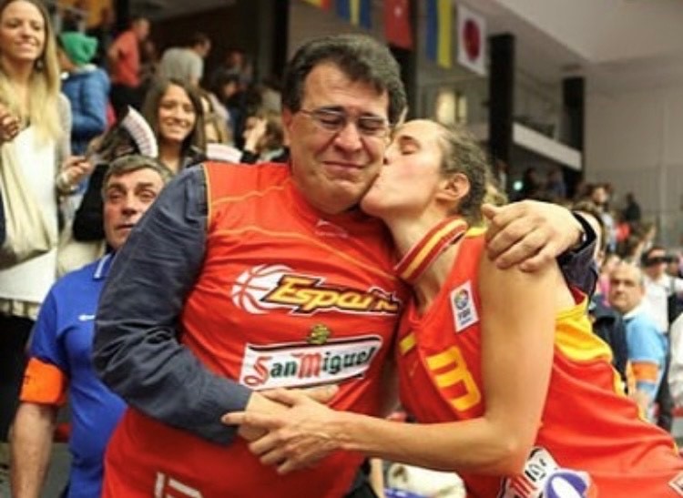 BaloncestoESP's tweet photo. Todo nuestro cariño y fuerza para @valdemoro13 y su familia ❤️
 
Se ha ido un miembro más de #LaFamilia, un hombre fundamental en el desarrollo de una de nuestras leyendas.
 
Siempre lo recordaremos con admiración y gratitud. D.E.P 🎗︎
 
#SomosEquipo https://t.co/Za0IWuP2W9