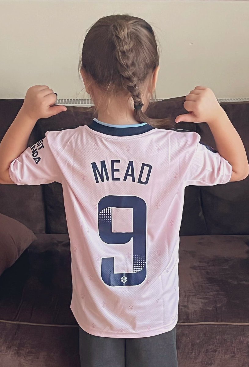 Such a happy girl when she came home from school today to see this had been delivered. She said “Mum I want to be like Beth Mead when I grow up” 🥺❤️ @bmeado9 #InspiringTheNation