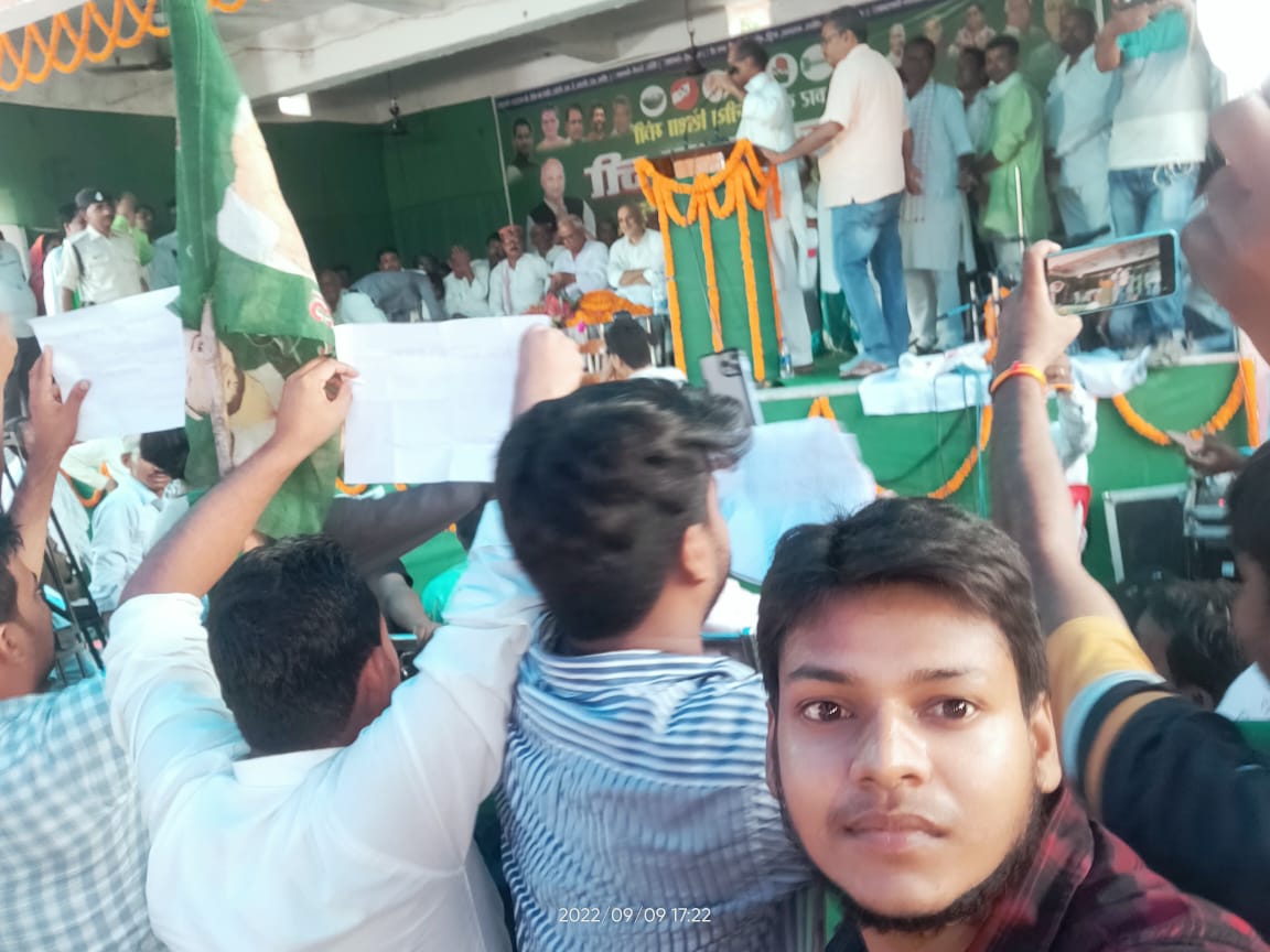 Narendra_kaimur's tweet photo. रोहतास जिले के जितने अभ्यर्थी है उनको मै कहना चाहता हू की कल 10 तारीख को पंचायती राज मंत्री मुरारी प्रसाद गौतम, जमा खा,और अनीता देवी ये तीनों बिहार सरकार में अभी मंत्री है जो कल सासाराम होते हुए।चेनारी जाएंगे।सभी साथियों से आग्रह है कि काफी संख्या में कल सासाराम आए।और ज्ञापन दें https://t.co/sfQqubkvQj