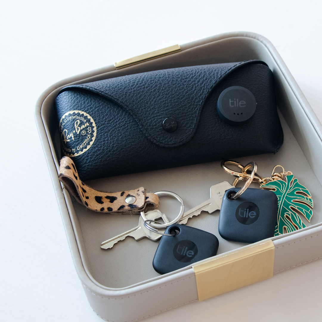 TheTileApp's tweet image. Say goodbye to “where are the keys?” with our easily-attachable Tile Bluetooth trackers 😌 #TileItFindIt