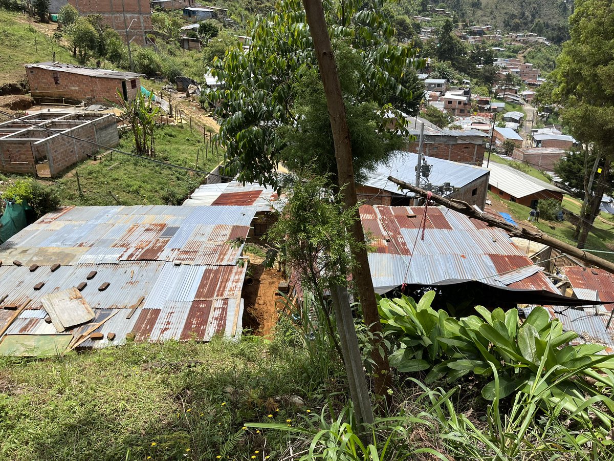 urbam_EAFIT's tweet photo. “Los barrios más expuestos, son los más vulnerables y estos son los que están creciendo más rápido. En el 2021 surgieron 71 nuevas casas en Bello Oriente en las zonas de alto riesgo”⚠️ Presentación proyecto #InformRisk https://t.co/IbUnkGWlH2