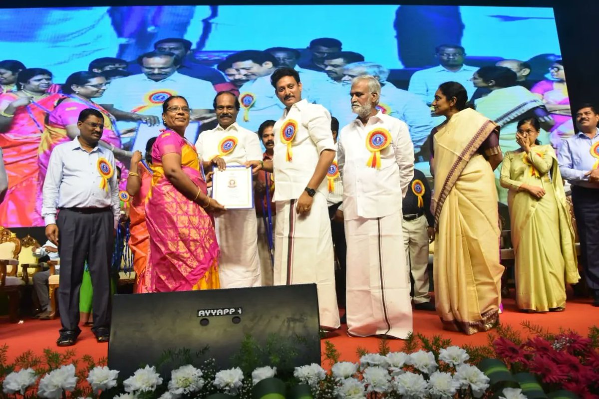 Mano_Padman's tweet photo. I am feeling overwhelming happiness to receive Dr. RADHAKRISHNAN AWARD for the academic year 2021-22 from the Education Department. Thank  you all who wishes me and who honored me🙏 https://t.co/iUdw841DYO