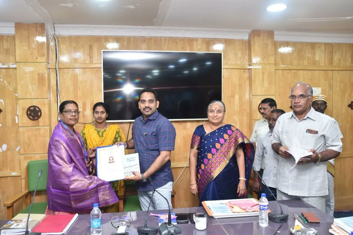 Mano_Padman's tweet photo. I am feeling overwhelming happiness to receive Dr. RADHAKRISHNAN AWARD for the academic year 2021-22 from the Education Department. Thank  you all who wishes me and who honored me🙏 https://t.co/iUdw841DYO