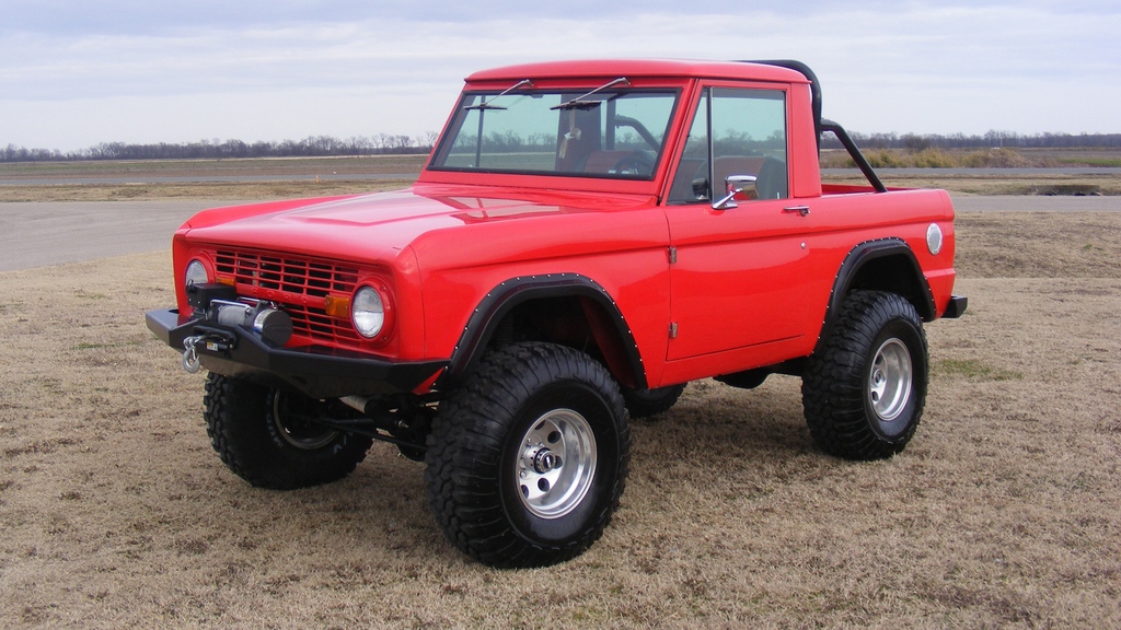 This #featurefriday comes from Jerry Teague. If you or anyone you know has an early Bronco that we should feature here, send images and details to info@tomsoffroad.com⁠
⁠
#tomsoffroad #classicbronco #vintagebronco #earlybronco #broncodaily #custombronco #leadingthetrailsince76